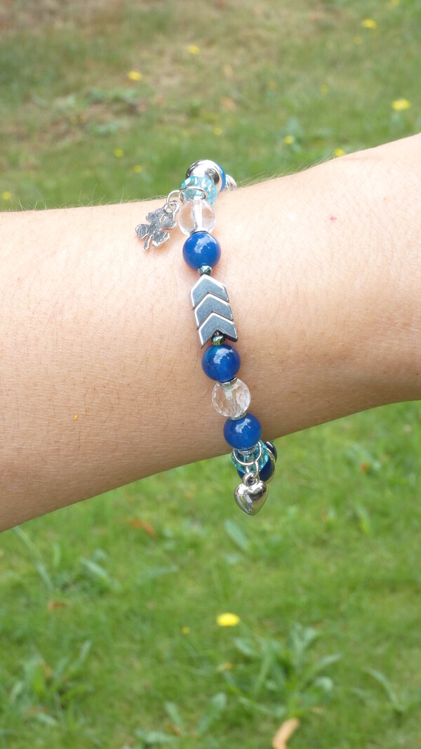 Armband met blauw gekleurde Agaat, bergkristal, oosters glas en hematiet