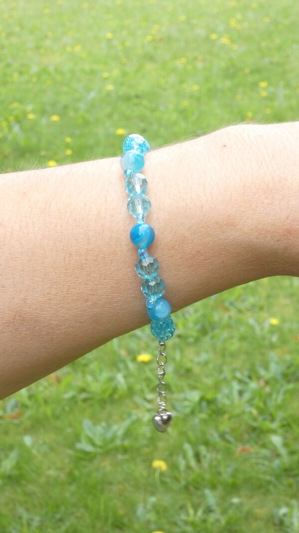 Armband van blauw gekleurde agaat edelstenen en oosters glas