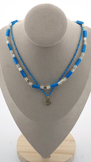 Halsketting met parelmoer en blauw gekleurde ketting